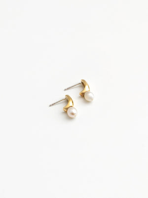 Betsy Pearl Stud